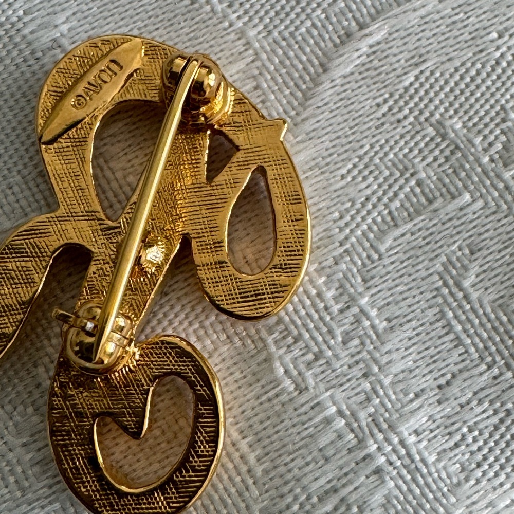 Avon initial R pin - Picture 2 of 5